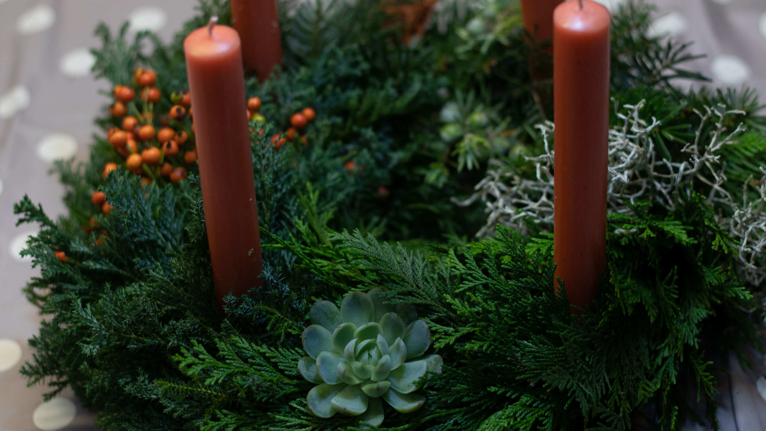 Adventskranz selber machen orange Kerzen